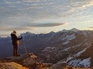 Best Kedarkantha trek packages with accommodation included