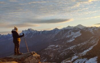 Best Kedarkantha trek packages with accommodation included