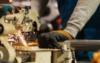 How Manufacturers Are Using AI to Cut Downtime and Boost Efficiency?