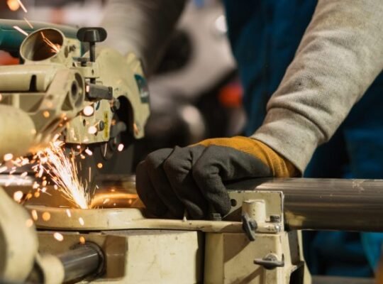 How Manufacturers Are Using AI to Cut Downtime and Boost Efficiency?